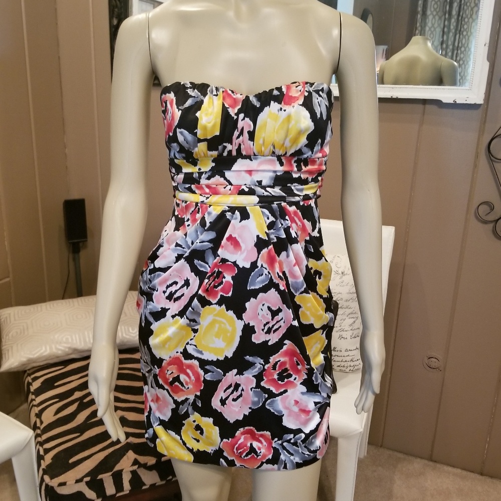 TEEZE ME - Floral silky strapless dress